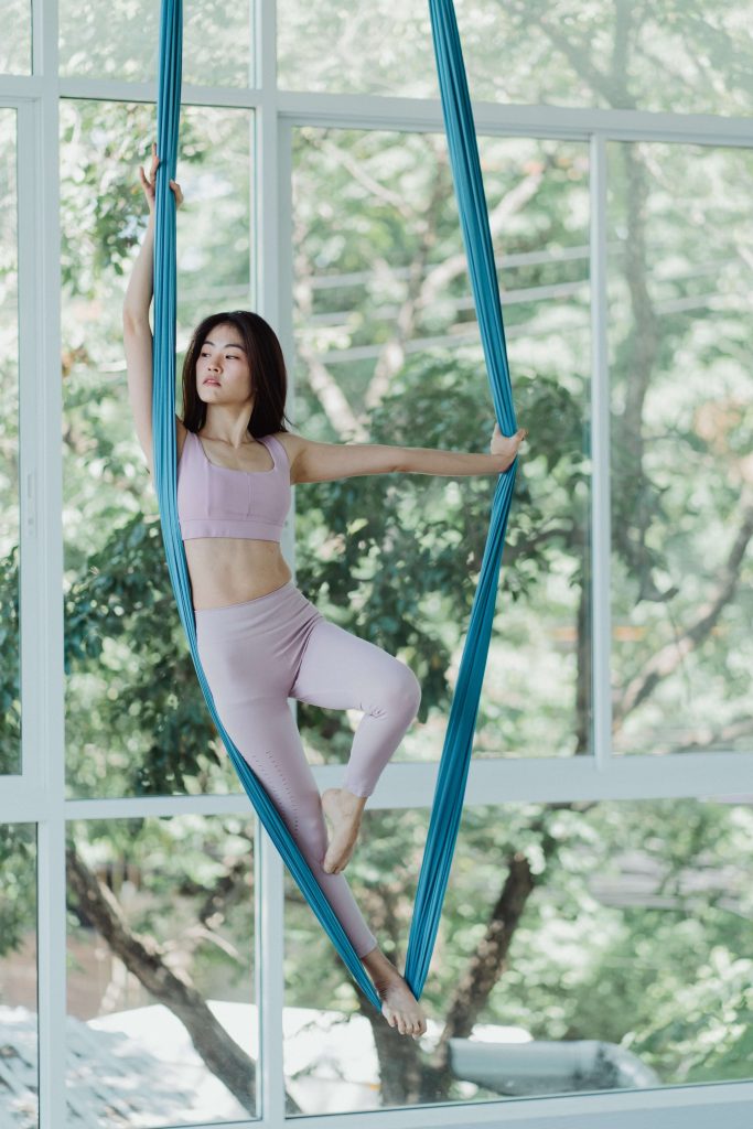 空中瑜伽|BLACKPINK Jennie也熱愛的運動,女孩們怎麼能錯過! 叮咚News|分享新奇與樂趣