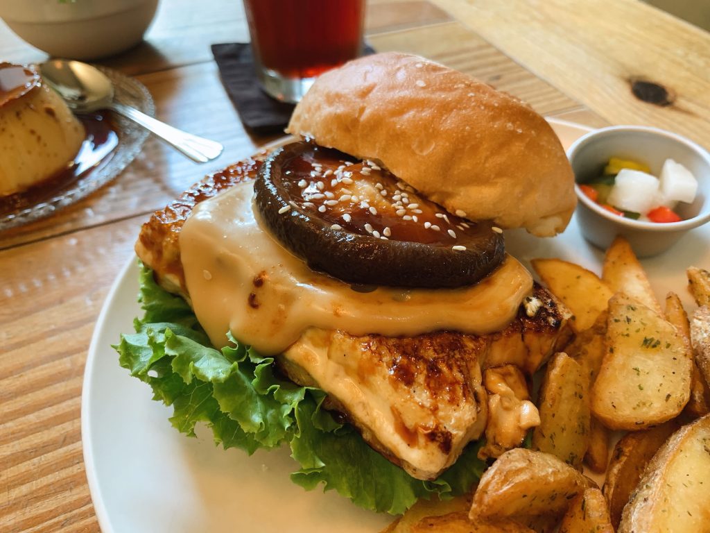 田樂公正小巷店|台中西區隱身巷弄的日系老宅食堂:最道地的洋食飯料理與爆漿漢堡排餐,每一口都好juice! 圖12-田樂豆腐堡近照