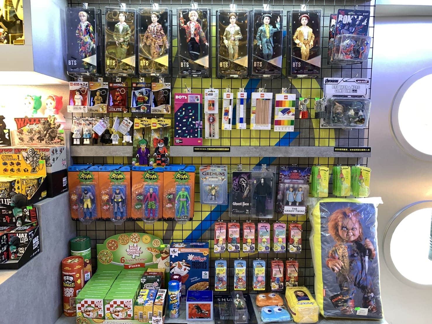 玩具電|神秘降落在草悟廣場帶你直擊超過2000件的玩具!在科技未來感的貨櫃小屋 玩具電|公仔專賣店|台中