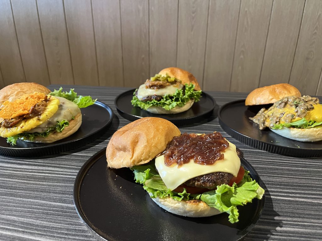 漢堡克Burger Gram|自製鮮絞肉排,爆汁在你舌尖!必推炭烤鳳梨、酒漬洋蔥堡 接下來是Payin電台訪問三位友人食用感想: