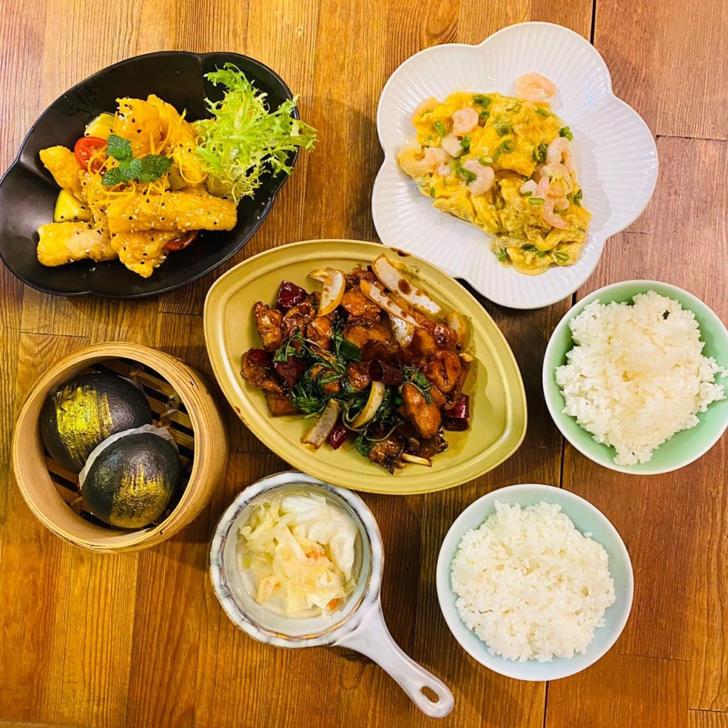 添食埊粒|三民區後驛巷仔內的「復古老宅x中華料理」,家常菜帶你回家吃飯! 綜合流沙包$90