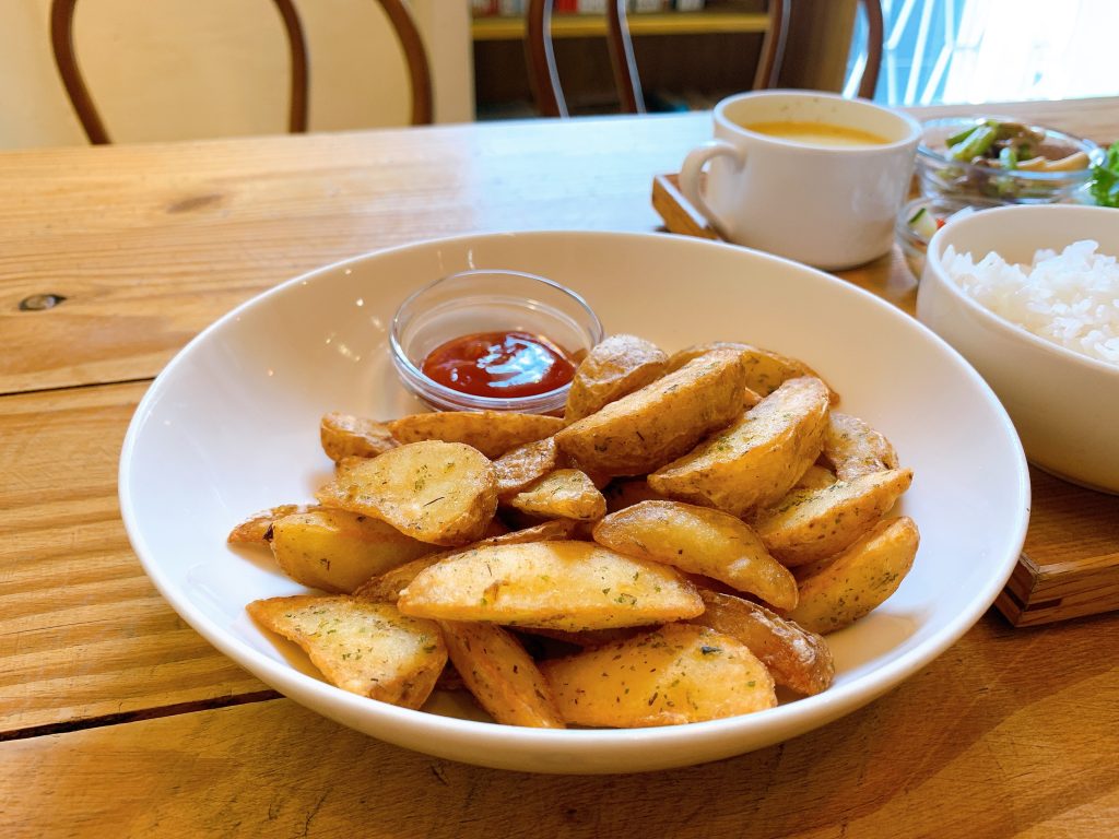 田樂公正小巷店|台中西區隱身巷弄的日系老宅食堂:最道地的洋食飯料理與爆漿漢堡排餐,每一口都好juice! 圖15-原味帶皮薯塊$110