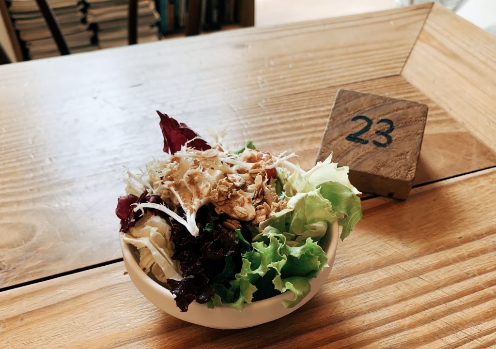 田樂公正小巷店|台中西區隱身巷弄的日系老宅食堂:最道地的洋食飯料理與爆漿漢堡排餐,每一口都好juice! 圖16-胡麻沙拉