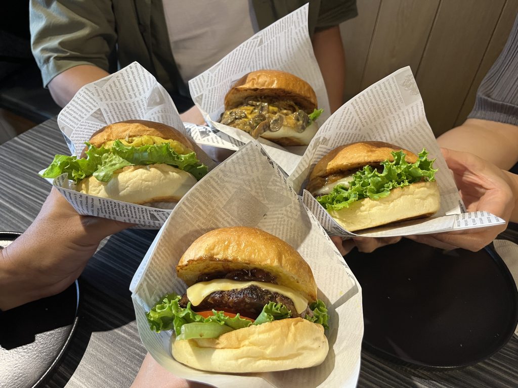 漢堡克Burger Gram|自製鮮絞肉排,爆汁在你舌尖!必推炭烤鳳梨、酒漬洋蔥堡 接下來是Payin電台訪問三位友人食用感想:-3