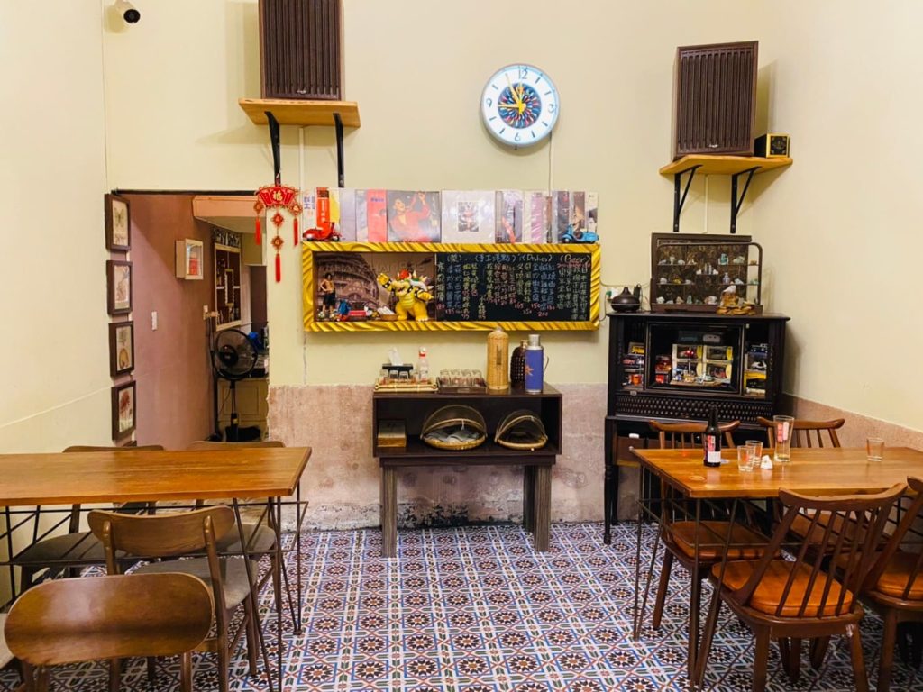添食埊粒|三民區後驛巷仔內的「復古老宅x中華料理」,家常菜帶你回家吃飯! 添食埊粒|店內環境