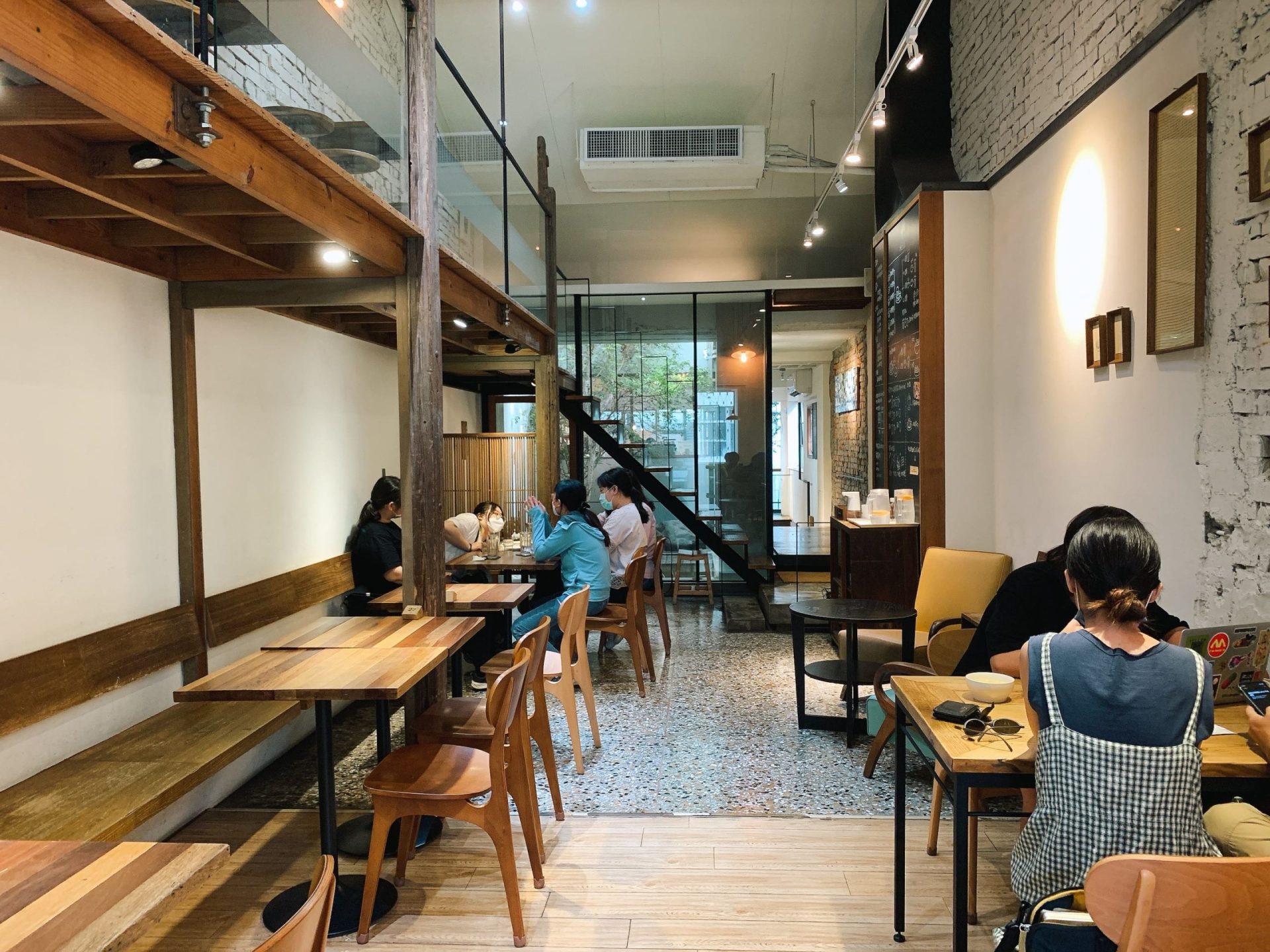 田樂公正小巷店|台中西區隱身巷弄的日系老宅食堂:最道地的洋食飯料理與爆漿漢堡排餐,每一口都好juice! 圖3-2樓用餐區