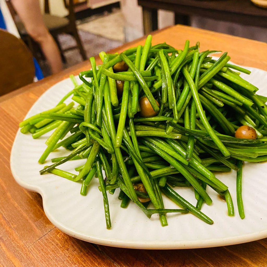 添食埊粒|三民區後驛巷仔內的「復古老宅x中華料理」,家常菜帶你回家吃飯! 「添食埊粒」白飯殺手料理,小心服用!