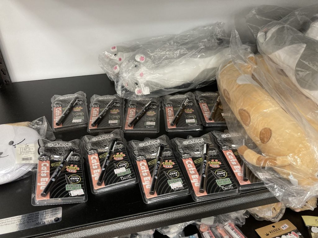台中美食｜「浪愛有家」貓中途寵物餐廳，可愛貓咪陪你互動，有吃又有玩！