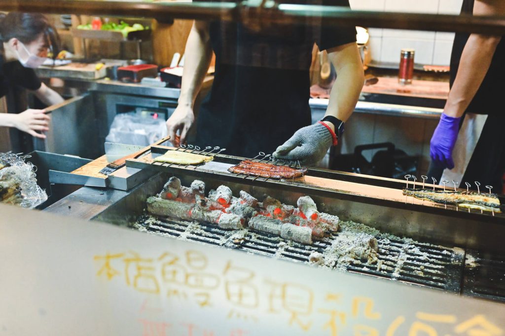 中壢美食|鰻慢來-承襲關東精神的碳烤鰻魚飯,活體現殺享受滿嘴新鮮 鰻慢來店外觀與室內-5