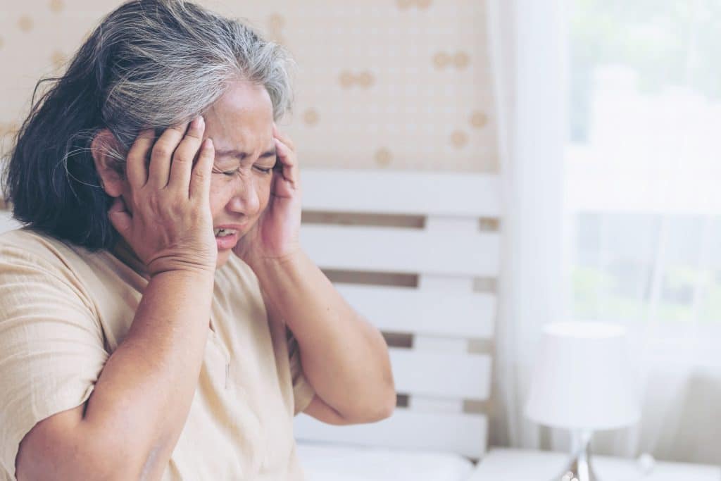 眼睛經常疲勞乾澀?小心用眼過度!6大保養方法還你健康雙眼! 老花還持續用眼過度 可能會引發頭痛