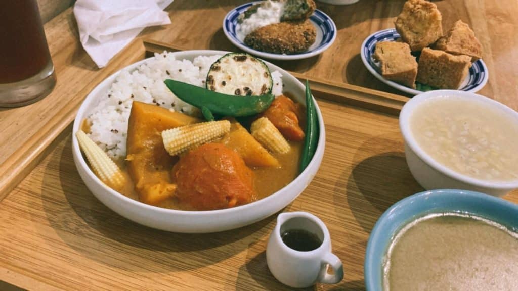 台中西區半半食室|老宅裡飄蔬食香,純素手工早午餐,用蔬食開啟美好的一天! 半半蔬菜咖哩飯$110