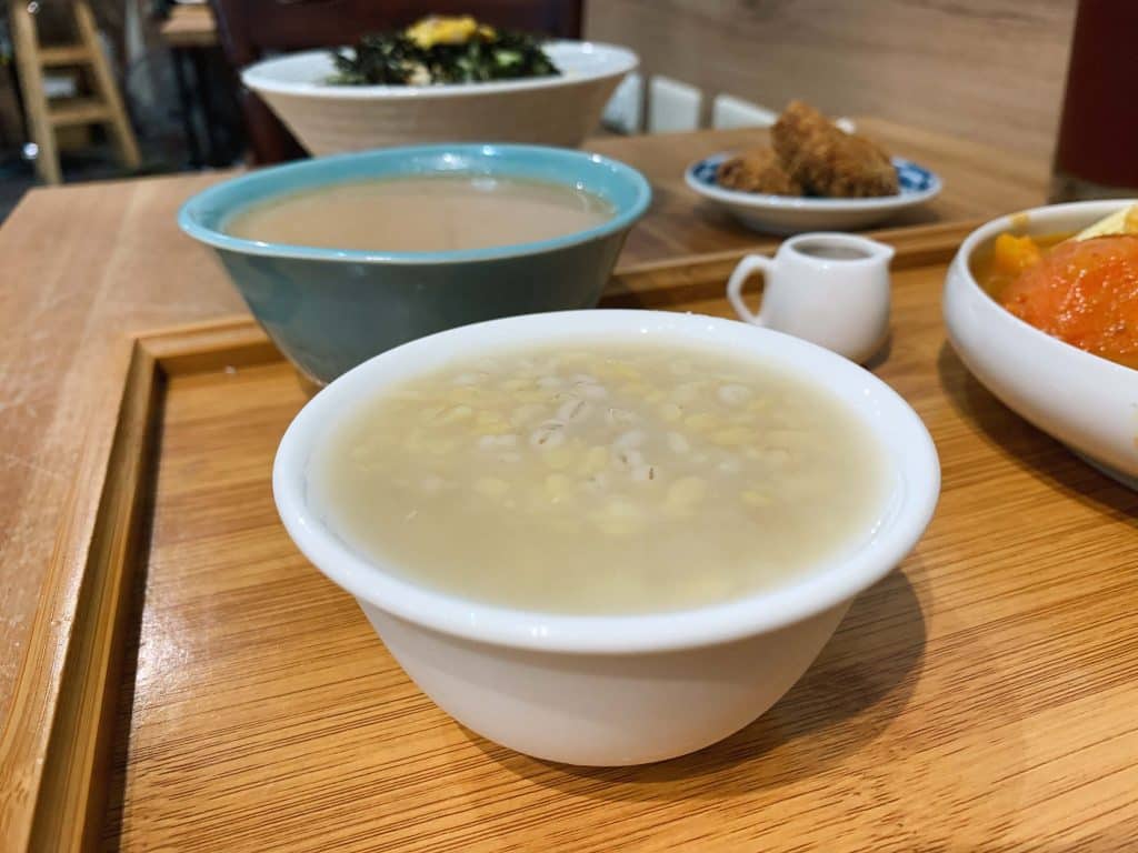 台中西區半半食室|老宅裡飄蔬食香,純素手工早午餐,用蔬食開啟美好的一天! 綠豆蒜薏仁