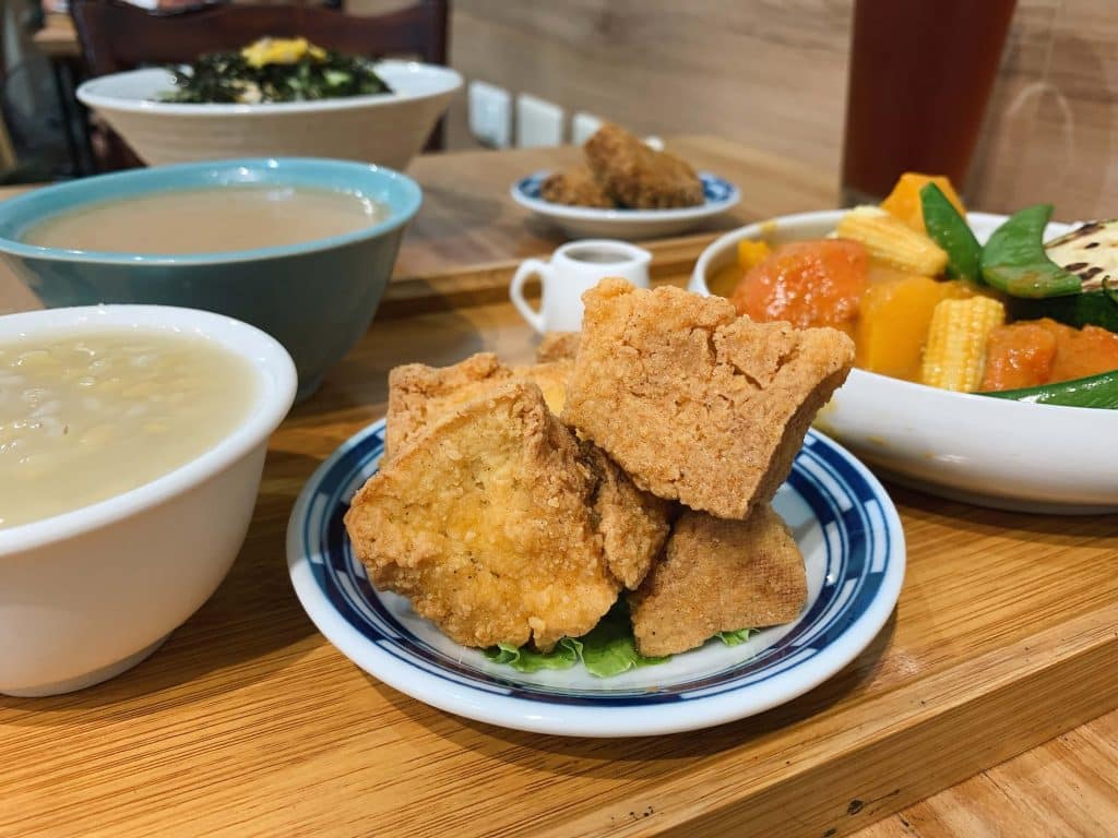 台中西區半半食室|老宅裡飄蔬食香,純素手工早午餐,用蔬食開啟美好的一天! 酥炸腐米花$45