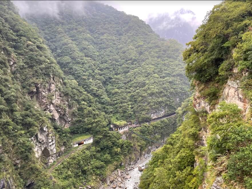 【花蓮兩天一夜】包山包海攻略大公開!台版紐西蘭餵動物、超人氣吊橋高空賞峽谷美景 叮咚News|分享新奇與樂趣