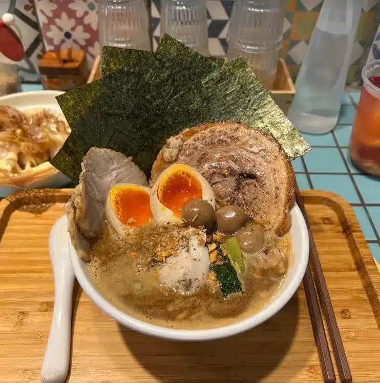 山下公園 |肉食主義最愛的台中拉麵,巨大叉燒和特濃湯頭絕對一吃上癮 山下公園|繁盛系拉麵