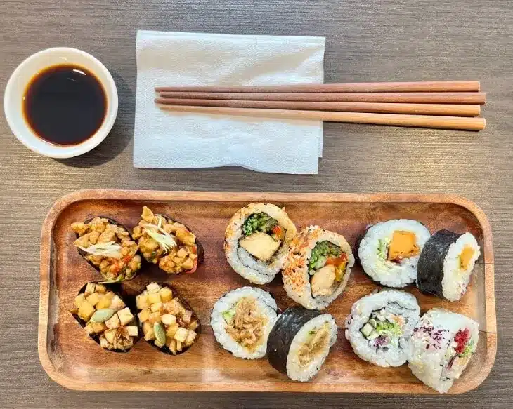 【台中蔬食美食】蔬壽司|壽司一定要搭生魚片?椰子沙西米、紫蘇番茄,創新蔬食顛覆你的想像! 叮咚News|分享新奇與樂趣