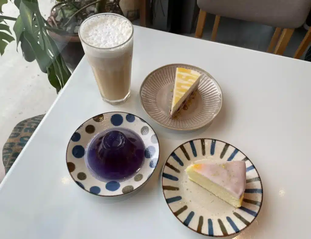 抹茶山下│飽覽抹茶山與田野的新潮咖啡廳, 山形果凍、藍莓生乳酪給你視覺、味覺雙重饗宴 紅玉鮮奶茶 $100