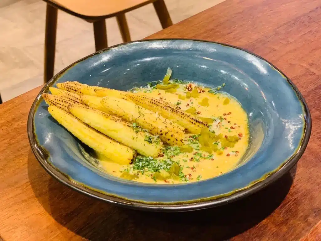 台中西區餐廳推薦|日春堂創意蔬食餐館:打破你對蔬食的想像,常常中西融合的蔬食料理! 炙燒玉米筍佐主廚特製玉米醬 $180