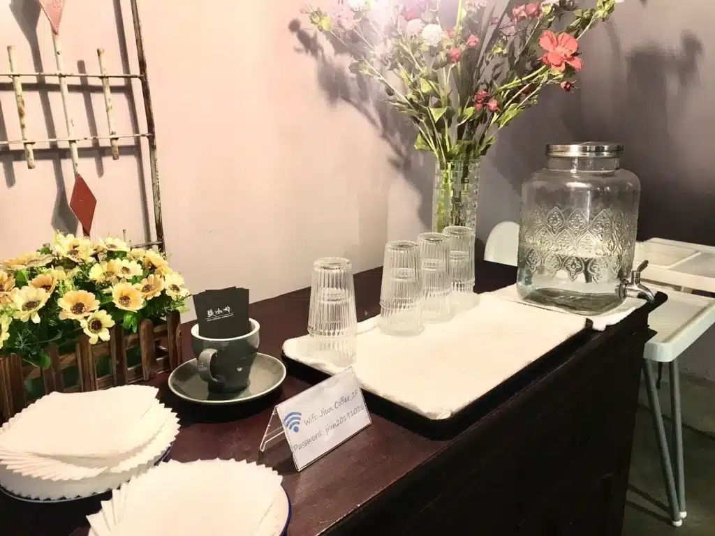【台中咖啡廳】駿咖啡|60年紅磚老宅雙人下午茶$399!限時出爐可頌、檸檬塔、焦糖布丁大滿足 二樓用餐環境-4