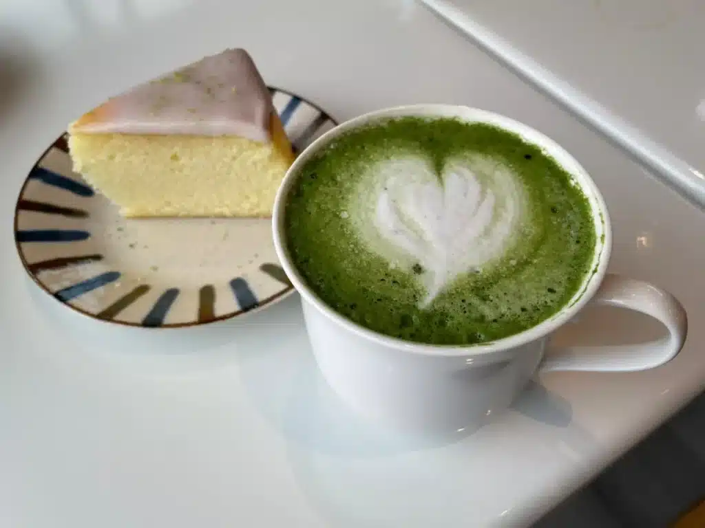 抹茶山下│飽覽抹茶山與田野的新潮咖啡廳, 山形果凍、藍莓生乳酪給你視覺、味覺雙重饗宴 抹茶拿鐵 $120