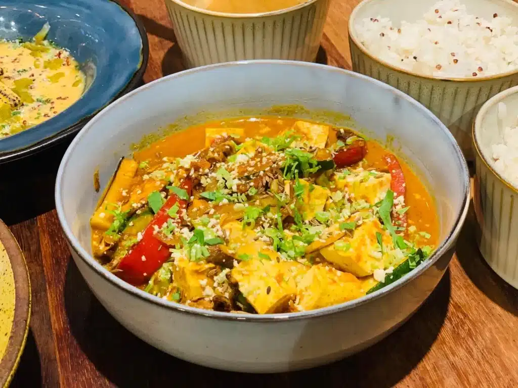 台中西區餐廳推薦|日春堂創意蔬食餐館:打破你對蔬食的想像,常常中西融合的蔬食料理! 印度咖哩炒臭豆腐 $250