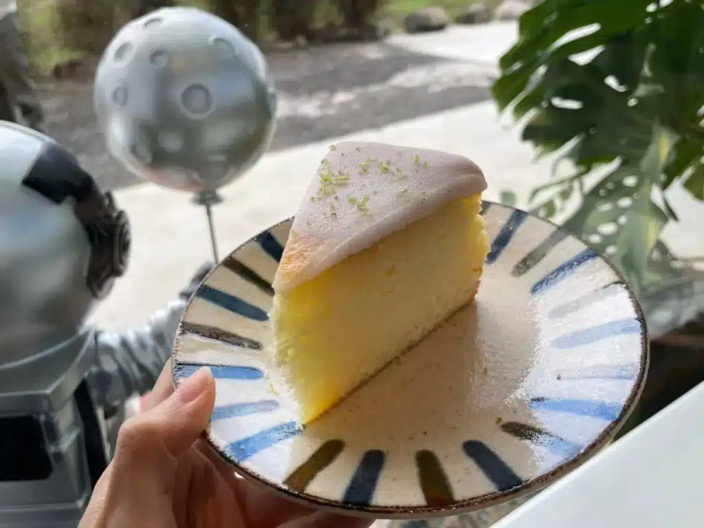 抹茶山下│飽覽抹茶山與田野的新潮咖啡廳, 山形果凍、藍莓生乳酪給你視覺、味覺雙重饗宴 酸甜檸檬蛋糕 $90