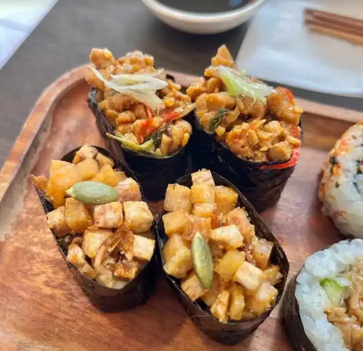 【台中蔬食美食】蔬壽司|壽司一定要搭生魚片?椰子沙西米、紫蘇番茄,創新蔬食顛覆你的想像! 叮咚News|分享新奇與樂趣