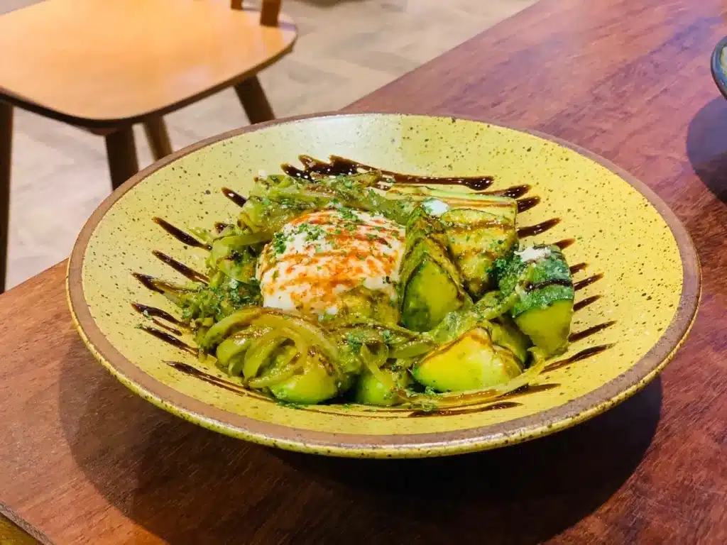 台中西區餐廳推薦|日春堂創意蔬食餐館:打破你對蔬食的想像,常常中西融合的蔬食料理! 青醬炒櫛瓜與溫泉蛋 $240