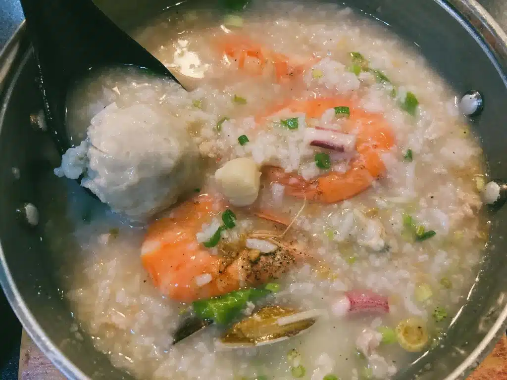 【大里美食】高CP值「霸氣螃蟹海鮮粥」,滿滿海鮮讓你一吃上癮! 招牌2:好料鮮蝦粥$200-2