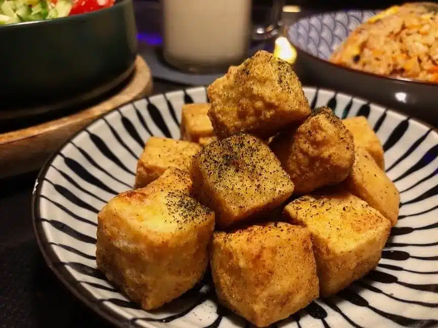 【台東美食】深夜故事。長濱|街上營業到最晚的酒吧,有chill、有酒、有晚餐 深夜炸豆腐 $55
