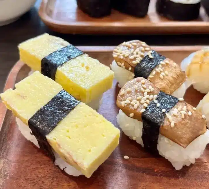 【台中蔬食美食】蔬壽司|壽司一定要搭生魚片?椰子沙西米、紫蘇番茄,創新蔬食顛覆你的想像! 叮咚News|分享新奇與樂趣