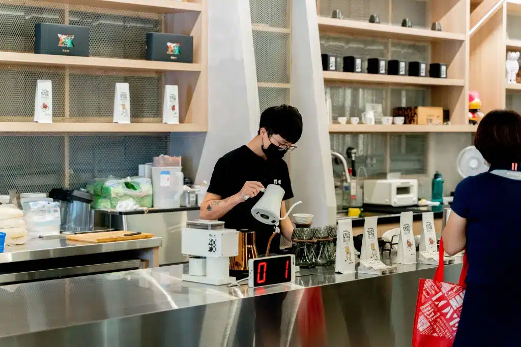 【台中跨蒔咖啡】KroXCoffee 新概念店|工業風裝潢的天花板!工廠變身文青咖啡店 芙玉綠茶奶提 (微冰)$65
