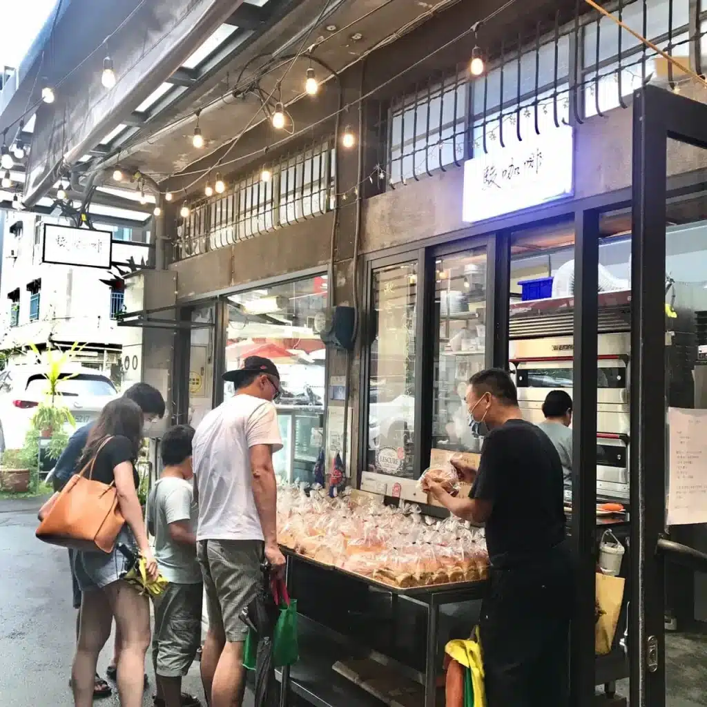 【台中咖啡廳】駿咖啡|60年紅磚老宅雙人下午茶$399!限時出爐可頌、檸檬塔、焦糖布丁大滿足 既是咖啡廳也是烘焙坊-2