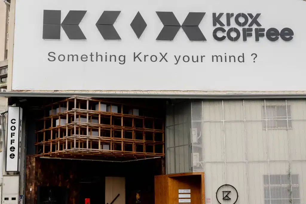 【台中跨蒔咖啡】KroXCoffee 新概念店|工業風裝潢的天花板!工廠變身文青咖啡店 KroX coffee 跨蒔咖啡|店家介紹