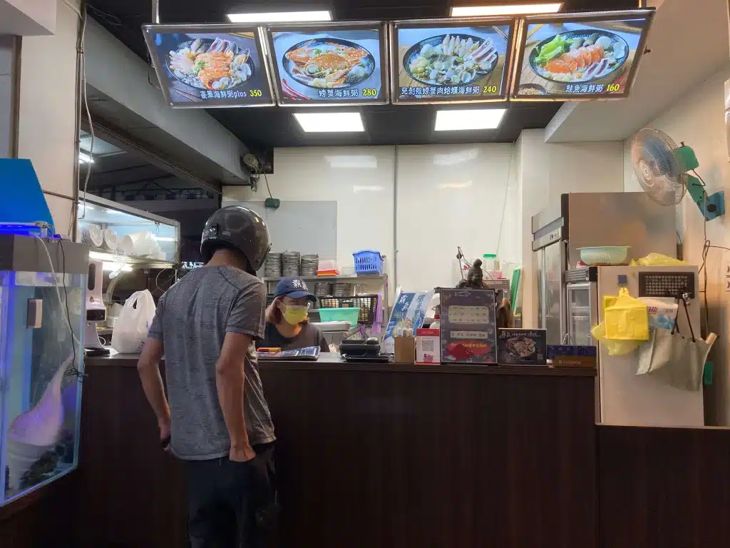 【大里美食】高CP值「霸氣螃蟹海鮮粥」,滿滿海鮮讓你一吃上癮! 點餐櫃檯
