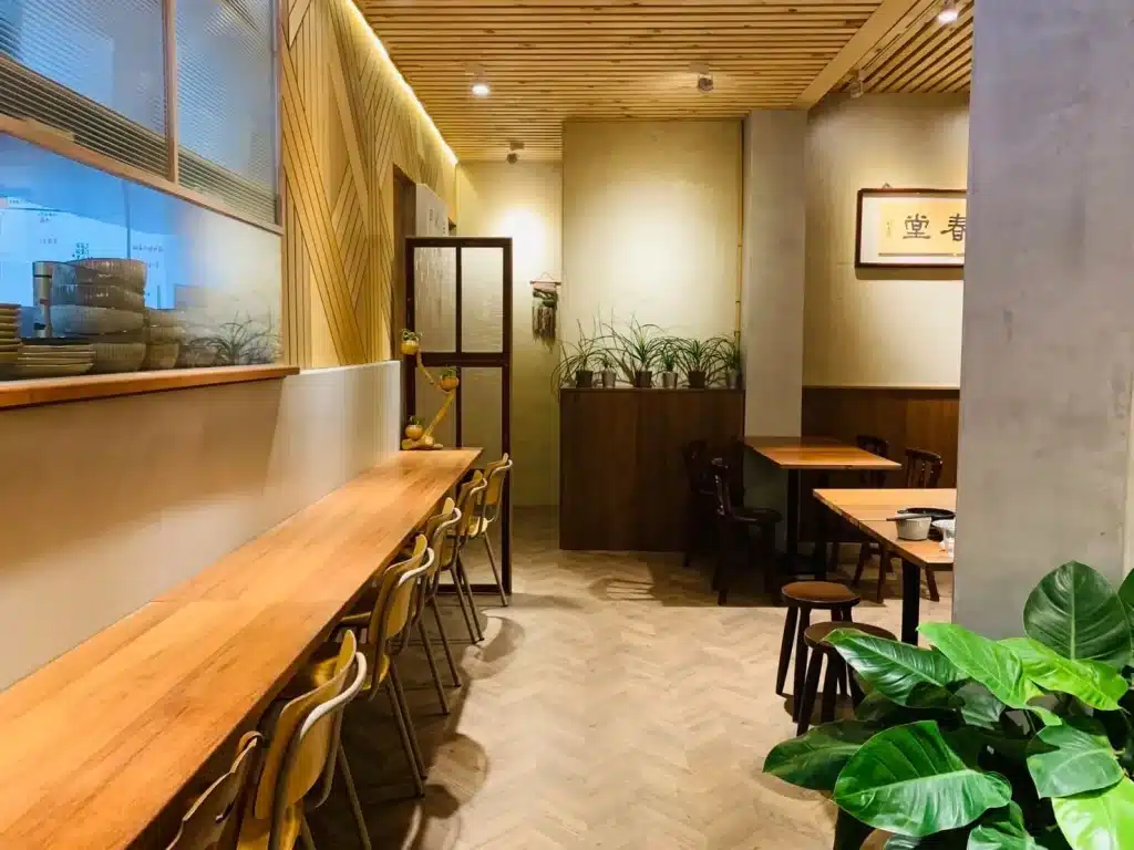 台中西區餐廳推薦|日春堂創意蔬食餐館:打破你對蔬食的想像,常常中西融合的蔬食料理! 店內環境-2