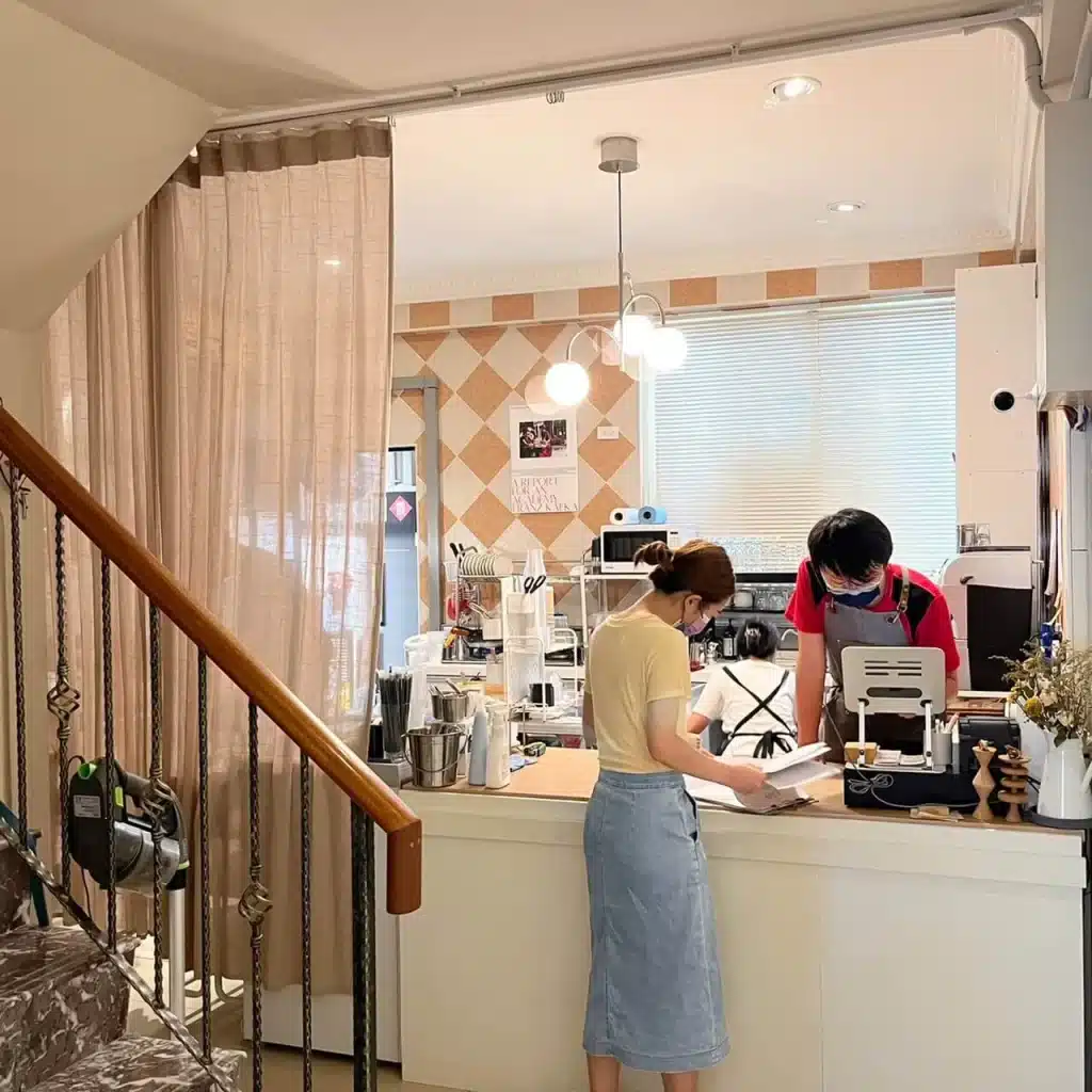 台中三味糖餅|歐巴親下廚,最道地韓式糖餅、多款創新辣炒年糕,牽絲起司等你來吃! 1樓|優雅內用及點餐區-2