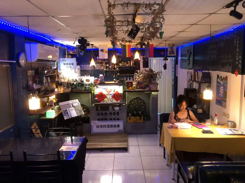 【台東美食】深夜故事。長濱|街上營業到最晚的酒吧,有chill、有酒、有晚餐 深夜故事。長濱|店家介紹-4