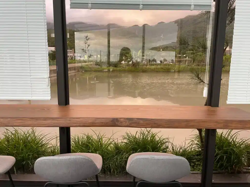 抹茶山下│飽覽抹茶山與田野的新潮咖啡廳, 山形果凍、藍莓生乳酪給你視覺、味覺雙重饗宴 室內空間-3