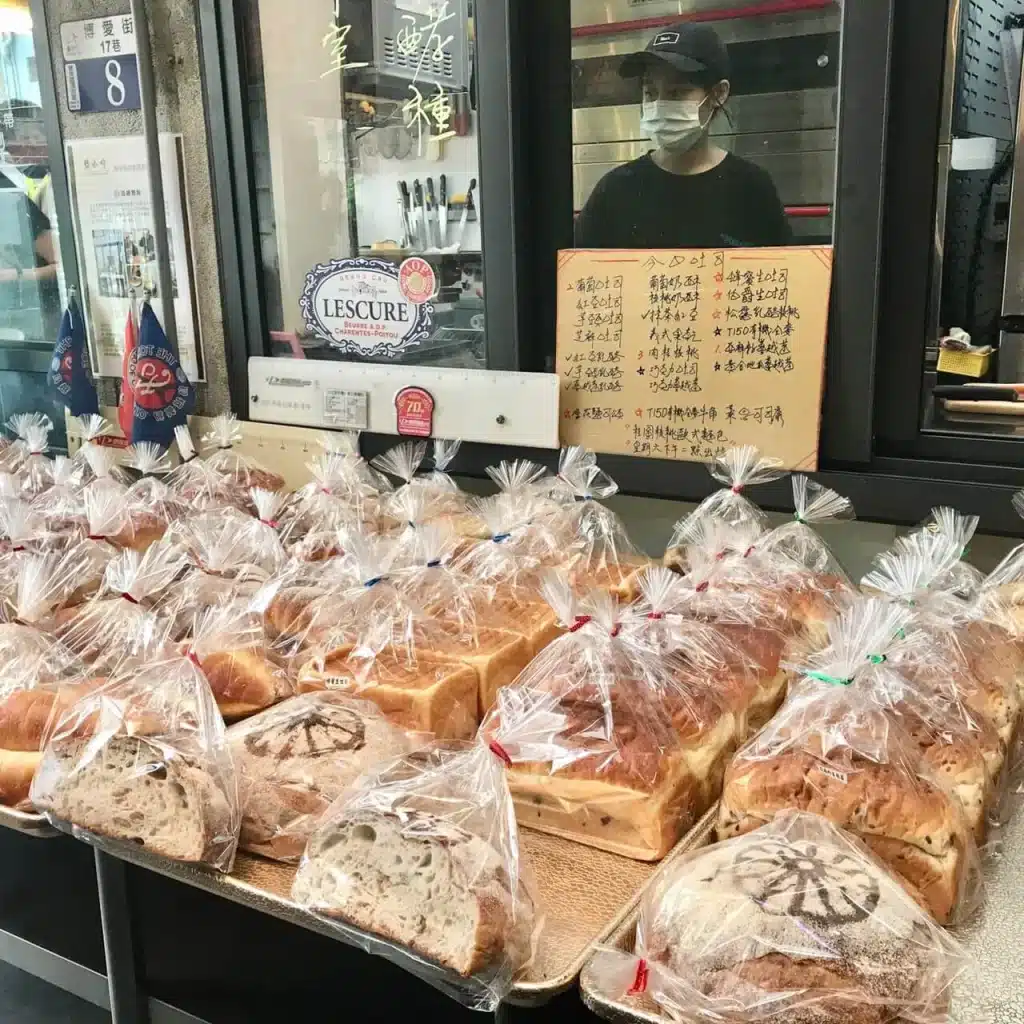【台中咖啡廳】駿咖啡|60年紅磚老宅雙人下午茶$399!限時出爐可頌、檸檬塔、焦糖布丁大滿足 限時限量麵包出爐-2