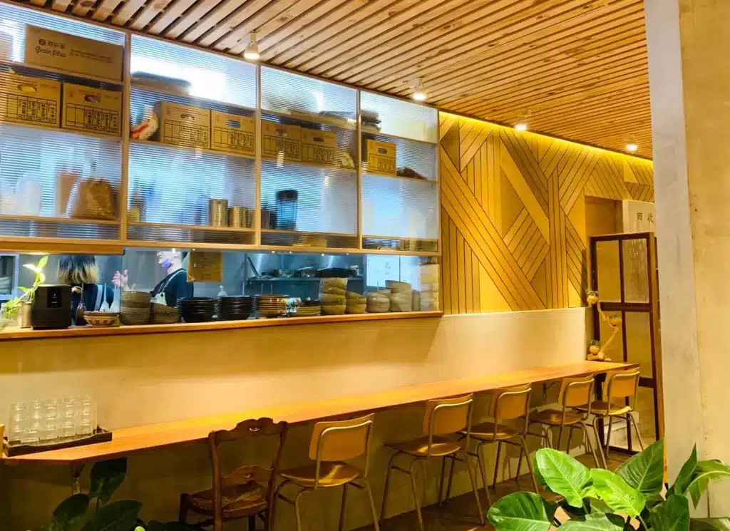 台中西區餐廳推薦|日春堂創意蔬食餐館:打破你對蔬食的想像,常常中西融合的蔬食料理! 店內環境-4