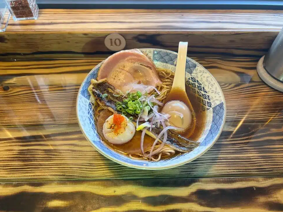 【台北拉麵推薦】崇灯拉麵|台灣罕見的魚貝系湯頭,整條星鰻、大顆干貝之超豪華陣容 崇灯拉麵|魚貝系拉麵|海鳴清湯