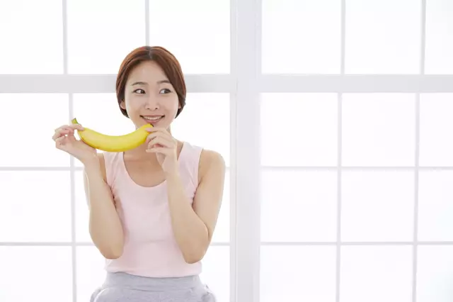 運動健身前後可以吃香蕉?7大好處讓你從此愛上它! 食用香蕉示意圖
