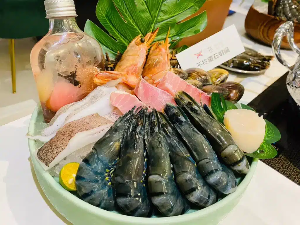 花花世界鍋物|頂奢火鍋x浮誇海鮮肉品拼盤,衝擊你的視覺與味蕾! 叮咚News|分享新奇與樂趣