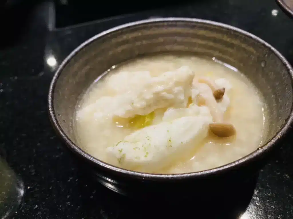 天鍋|泡泡雞白湯x紅金麻辣湯,搭配入口即化和牛,浮誇系火鍋已上線!高雄火鍋 「天鍋」麻辣鴛鴦鍋|泡泡雞白湯x紅金麻辣湯
