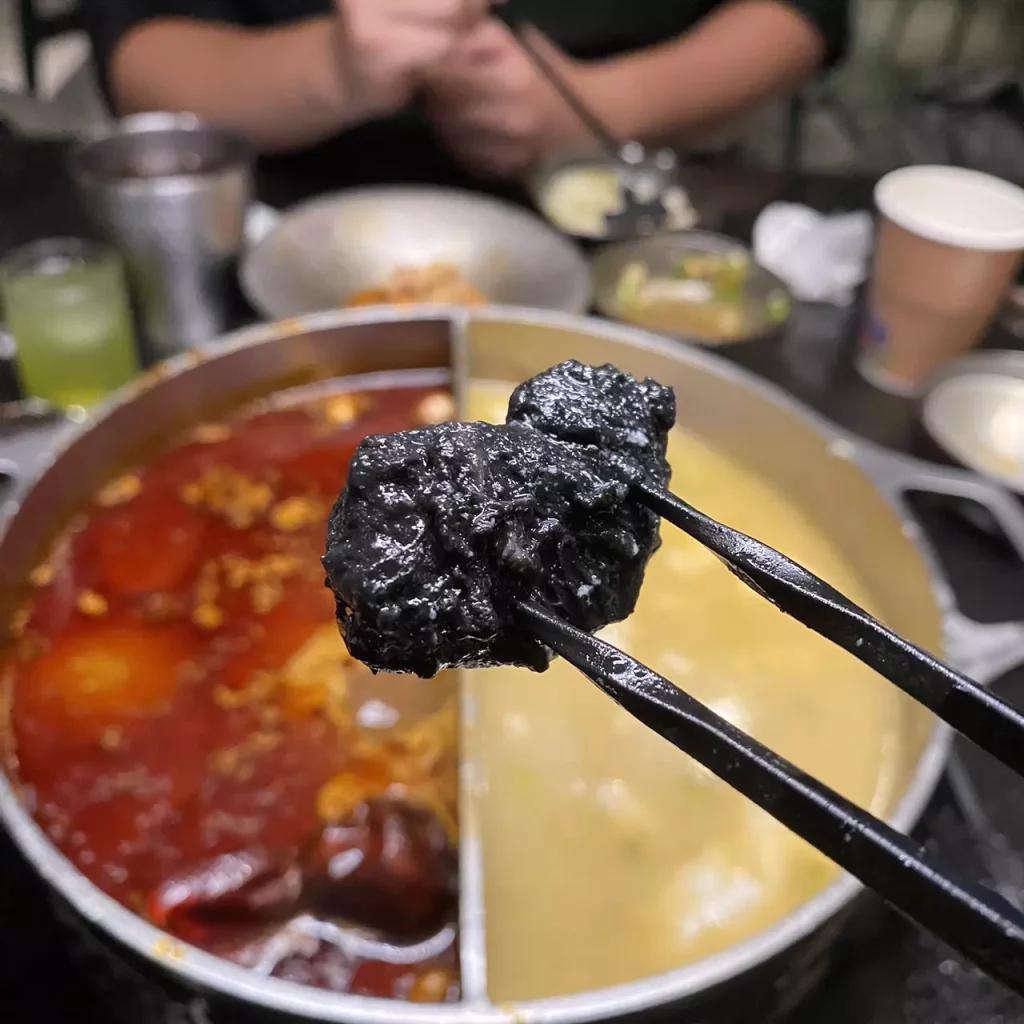 天鍋|泡泡雞白湯x紅金麻辣湯,搭配入口即化和牛,浮誇系火鍋已上線!高雄火鍋 墨魚漿
