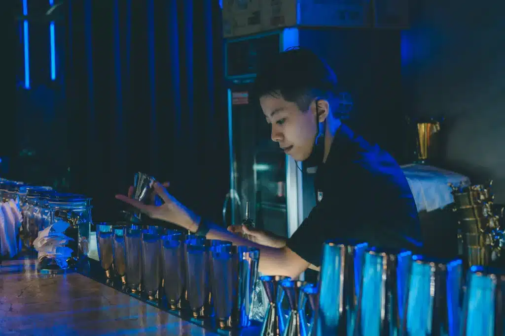 台中酒吧|微醺光廊WS:在落下的光束裡享受微醺,美食酒飲、音樂與沉浸式投影 台中酒吧|微醺光廊WS