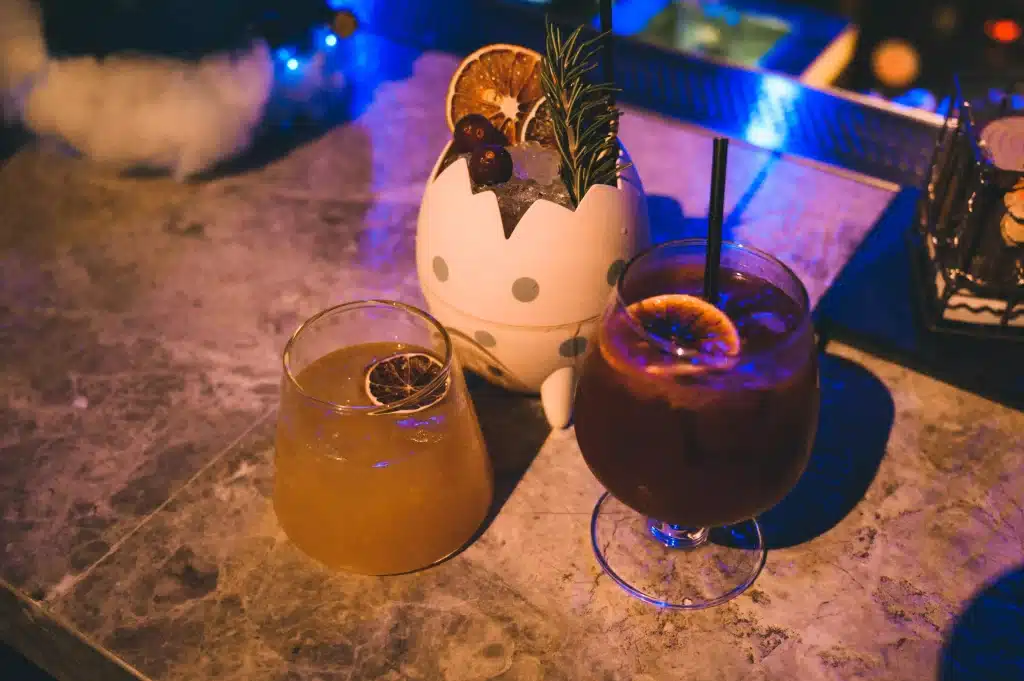 台中酒吧｜微醺光廊WS：在落下的光束裡享受微醺，美食酒飲、音樂與沉浸式投影打造五感饗宴