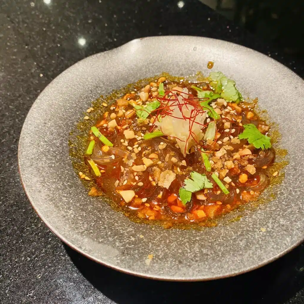 「天鍋」麻辣鴛鴦鍋｜泡泡雞白湯x紅金麻辣湯，搭配入口即化和牛，你的浮誇系火鍋已上線！
