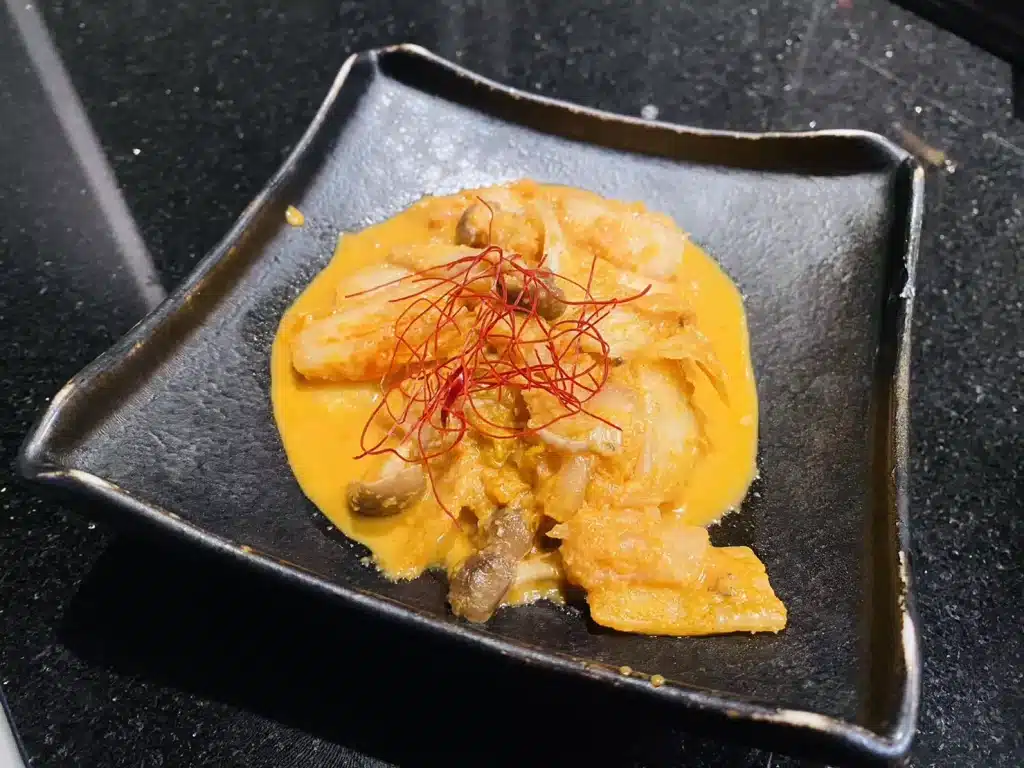 「天鍋」麻辣鴛鴦鍋｜泡泡雞白湯x紅金麻辣湯，搭配入口即化和牛，你的浮誇系火鍋已上線！